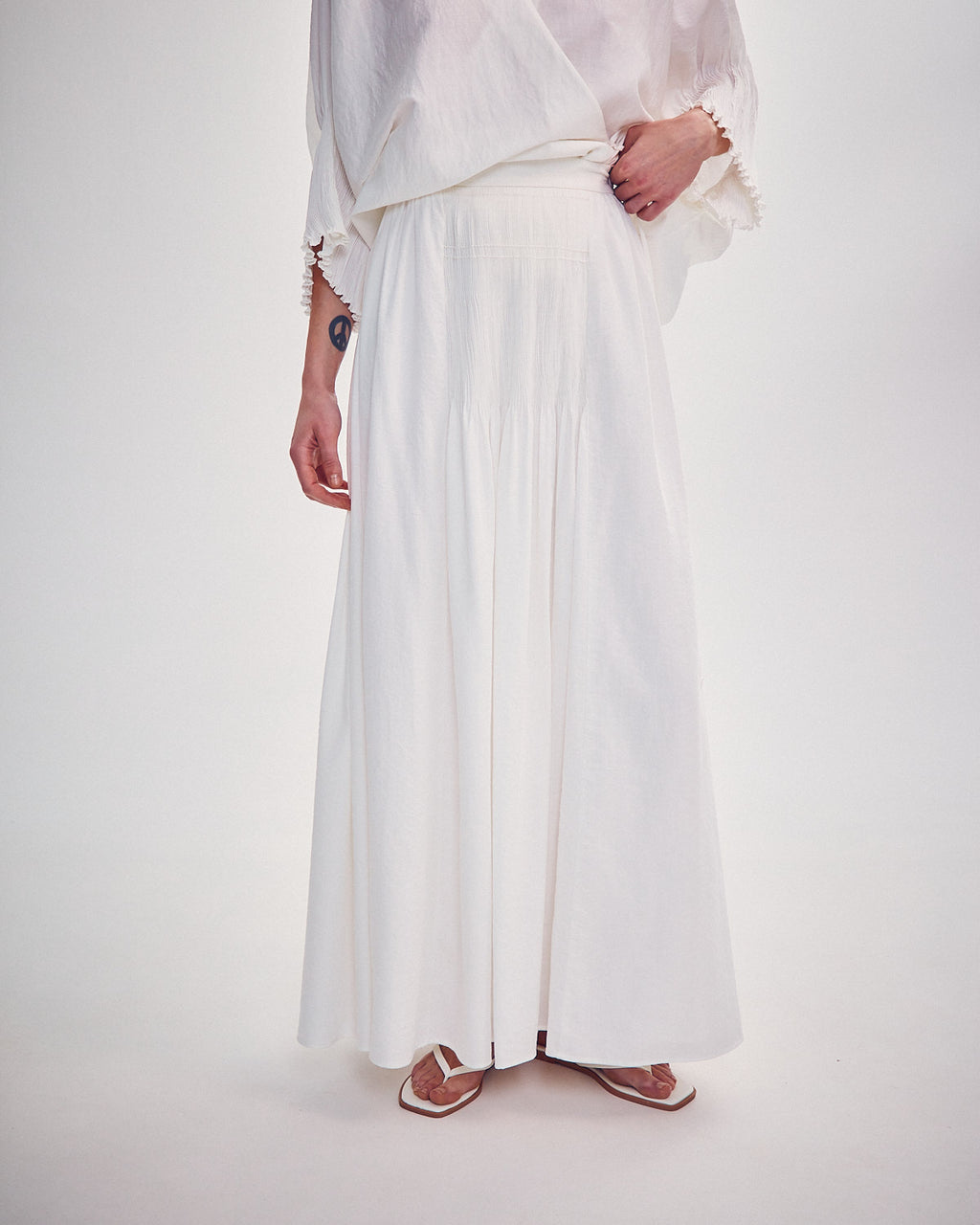 Skirt with hand-embroidered tie