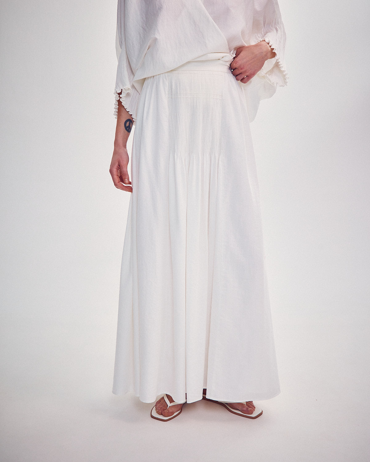 Skirt with hand-embroidered tie