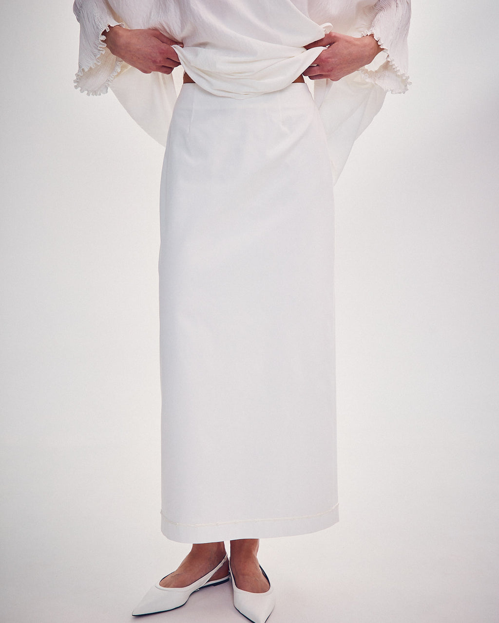 Skirt with knitted ornament