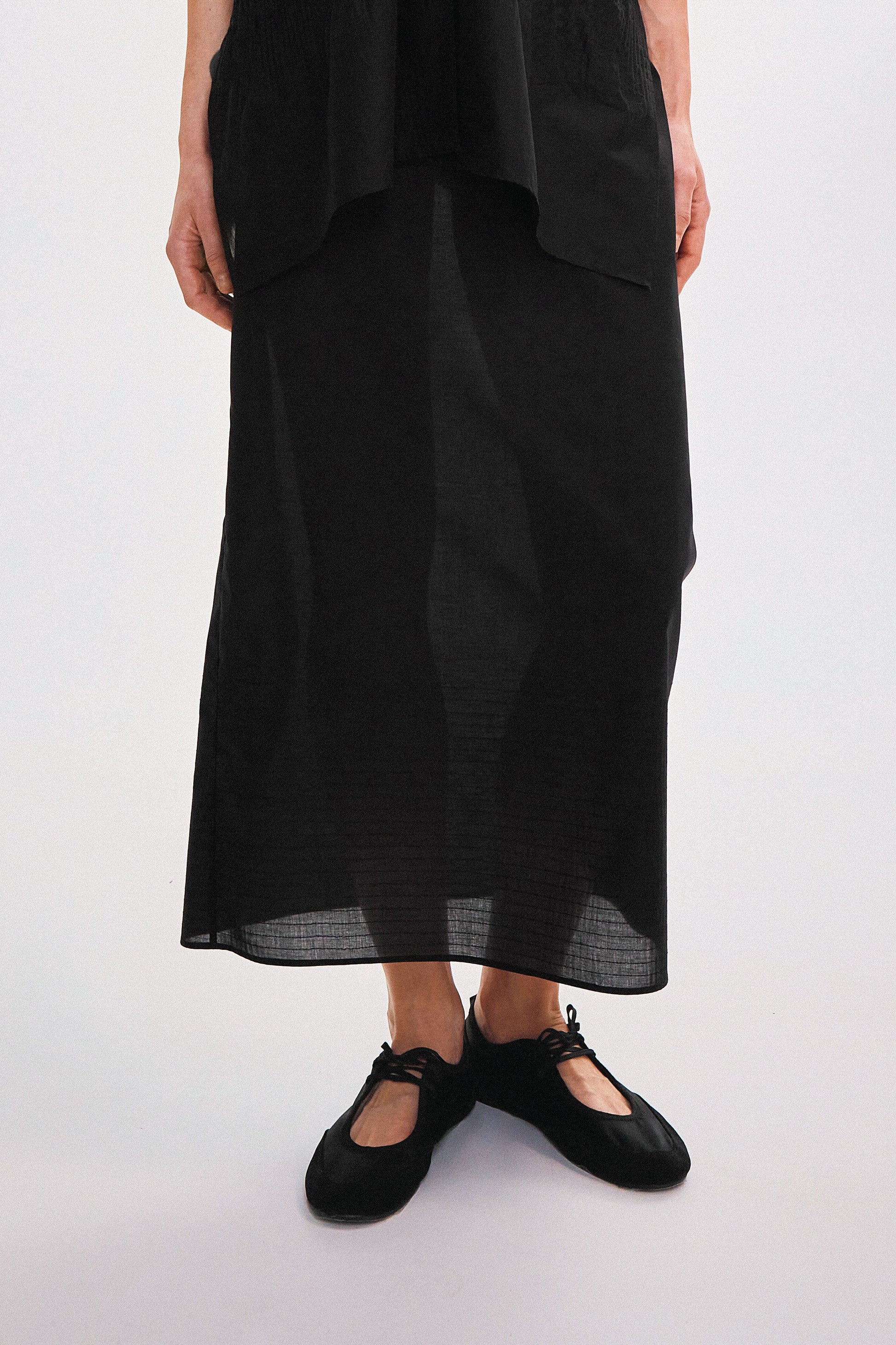 Skirt with a tied belt