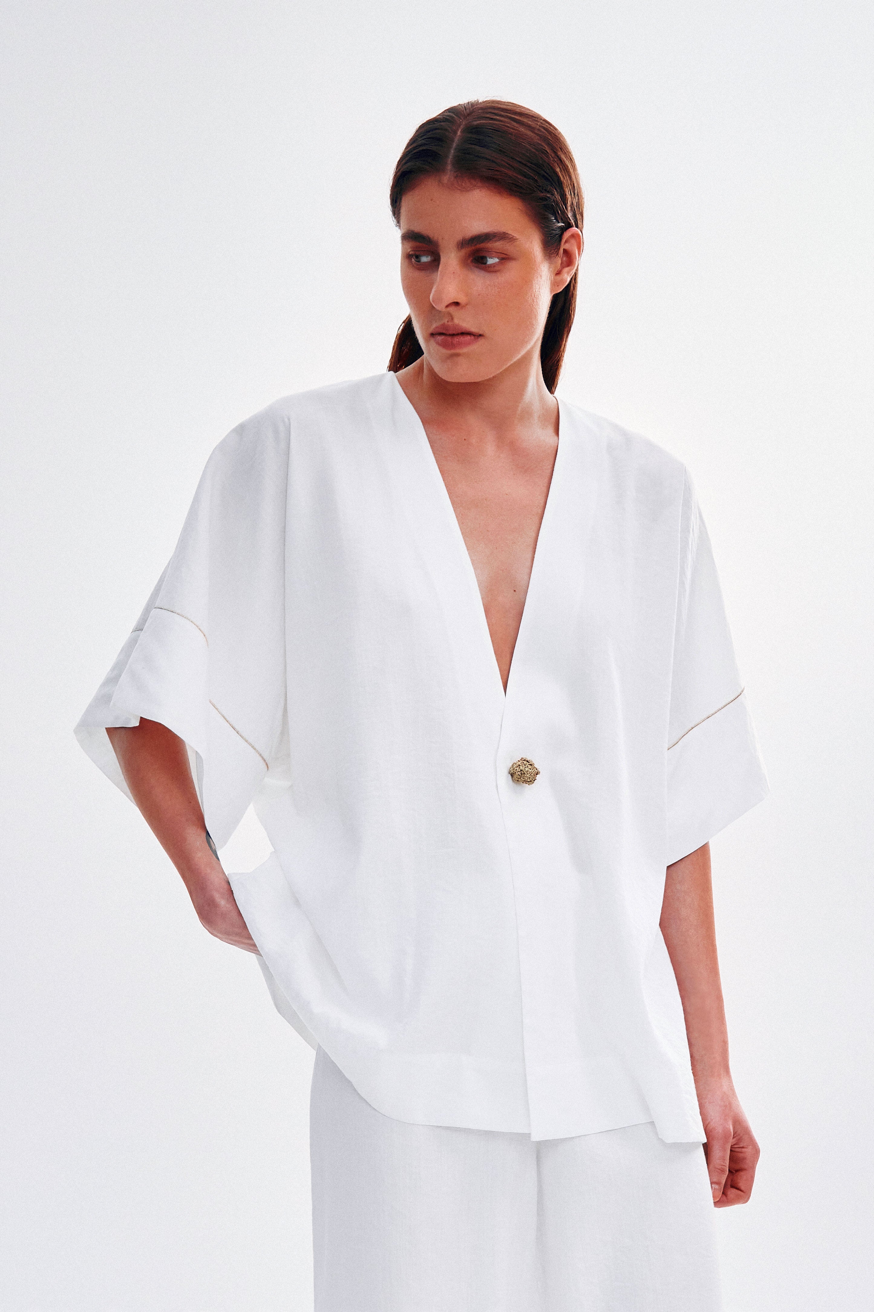 Shirt with a knitted gold button