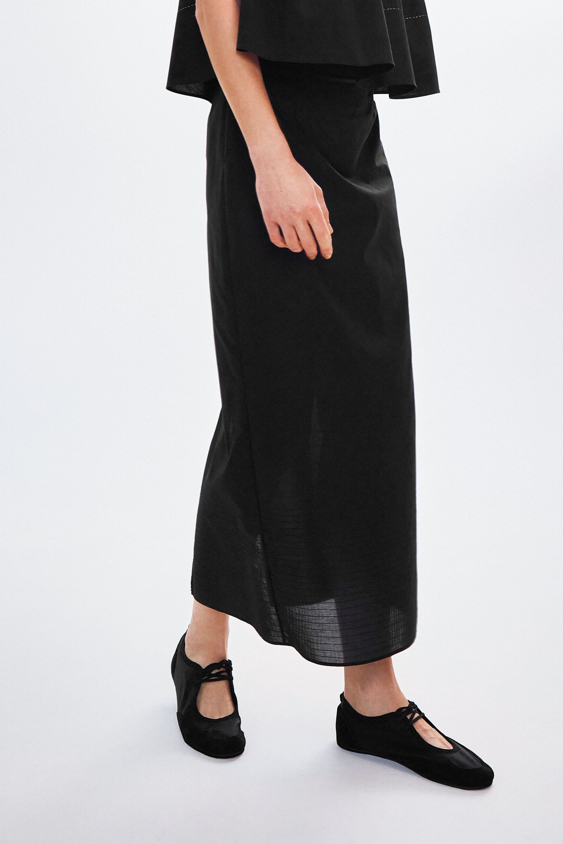 Skirt with a tied belt