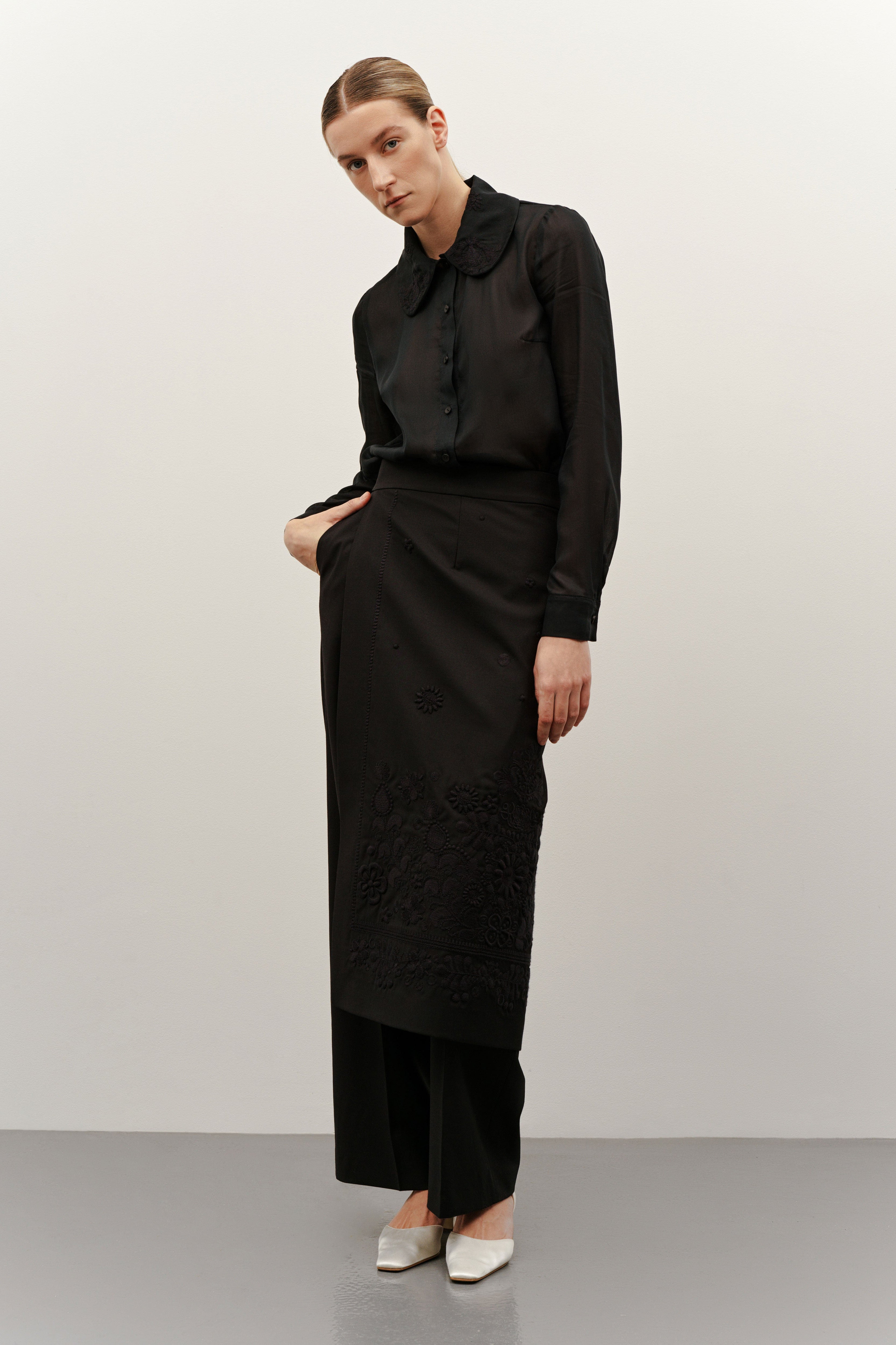 Black embroidered “PLAKHTA”