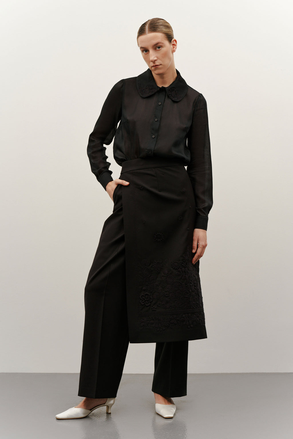 Black embroidered “PLAKHTA”