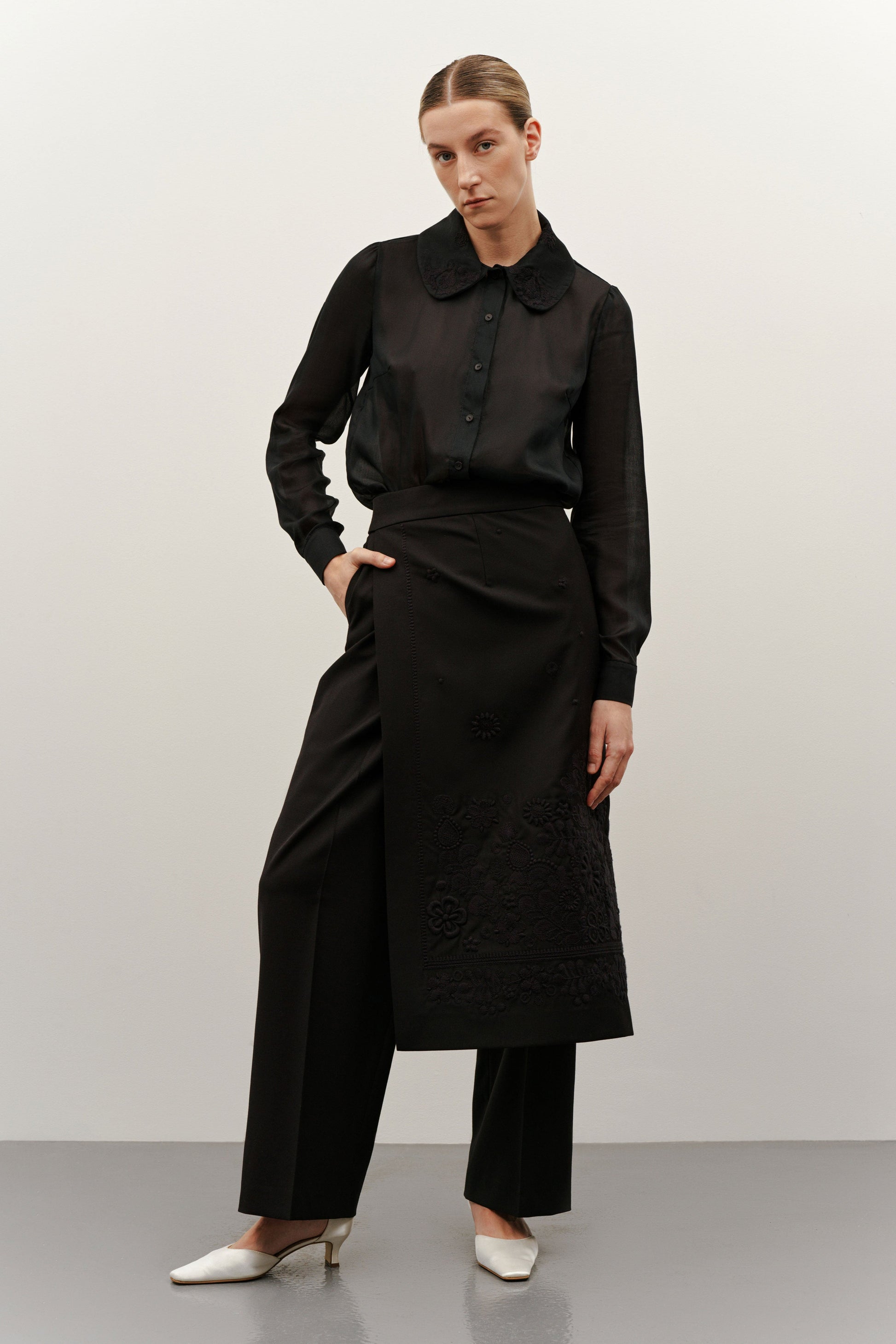 Black embroidered “PLAKHTA”