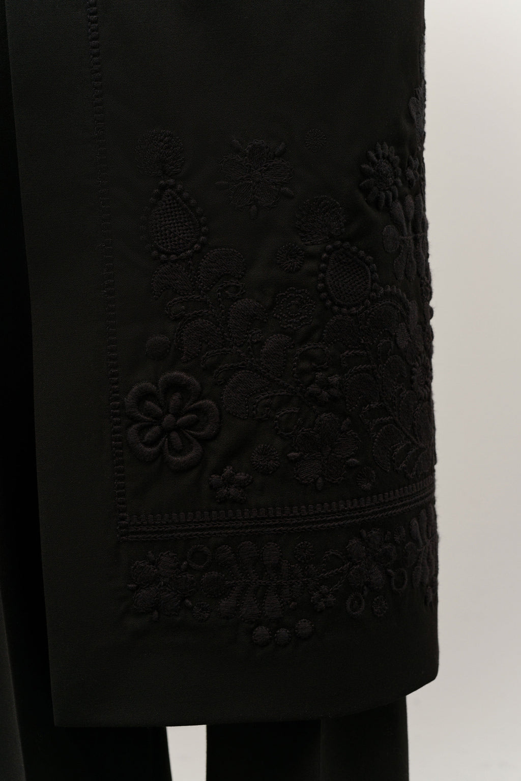 Black embroidered “PLAKHTA”