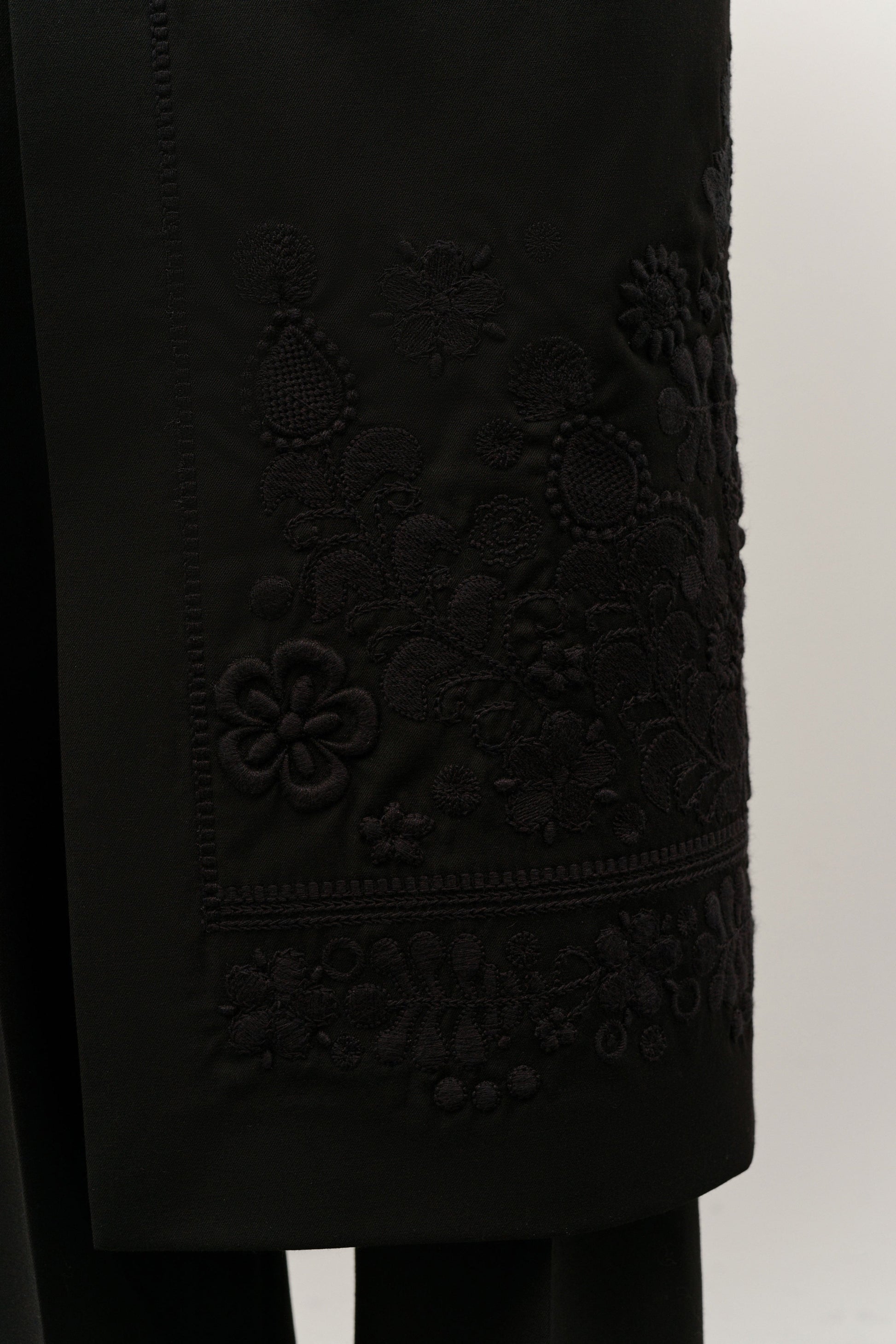 Black embroidered “PLAKHTA”