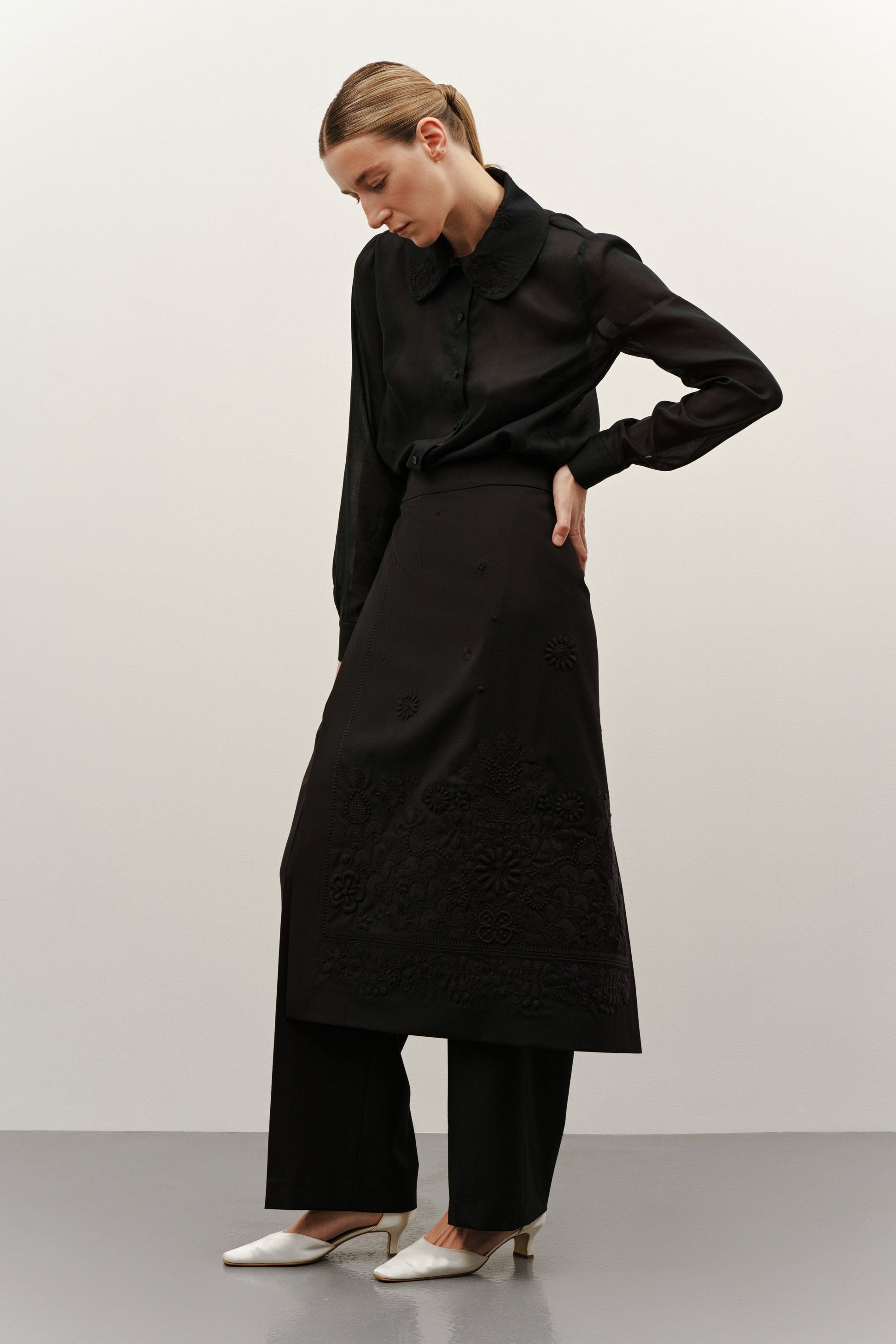 Black embroidered “PLAKHTA”