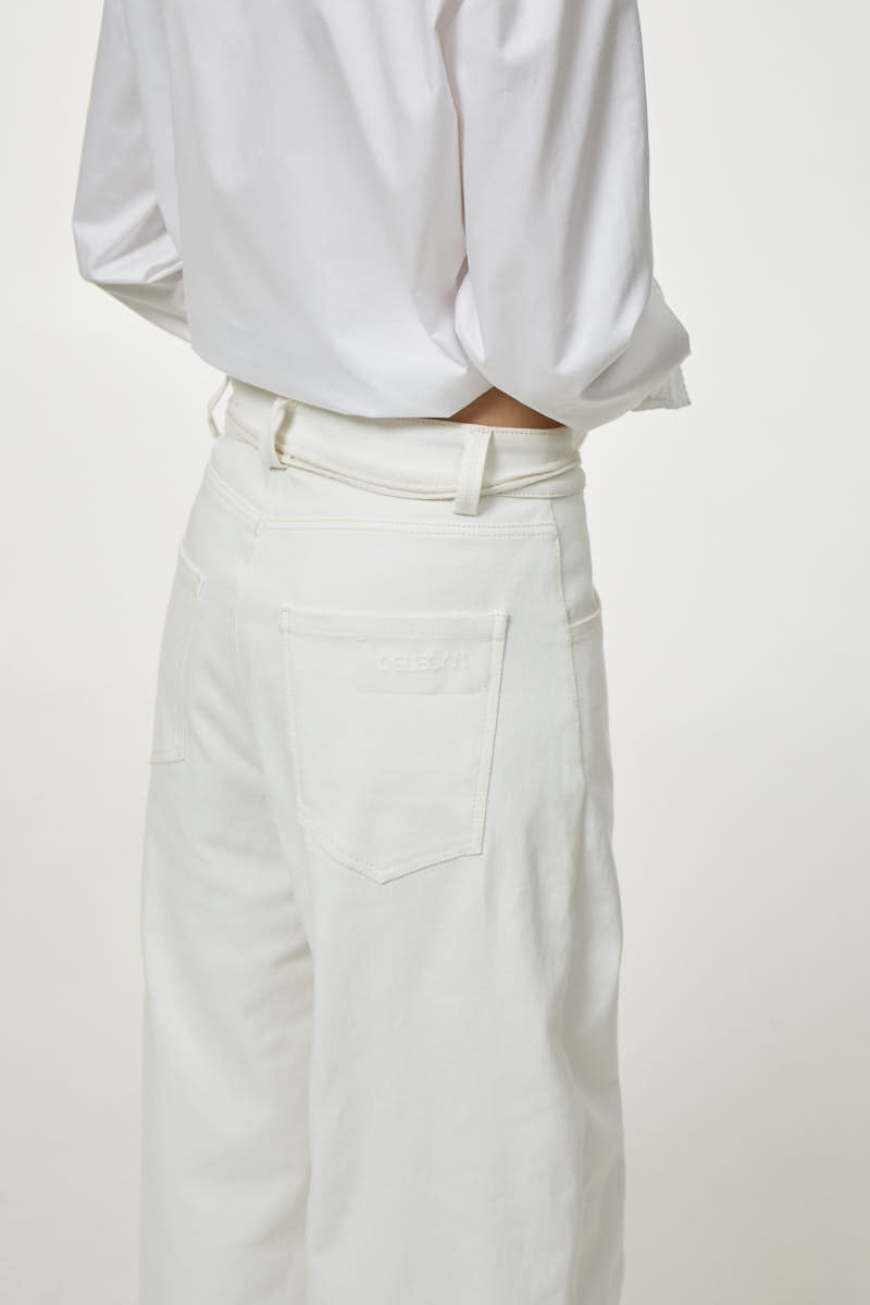 Belt with porcelain bluebottles